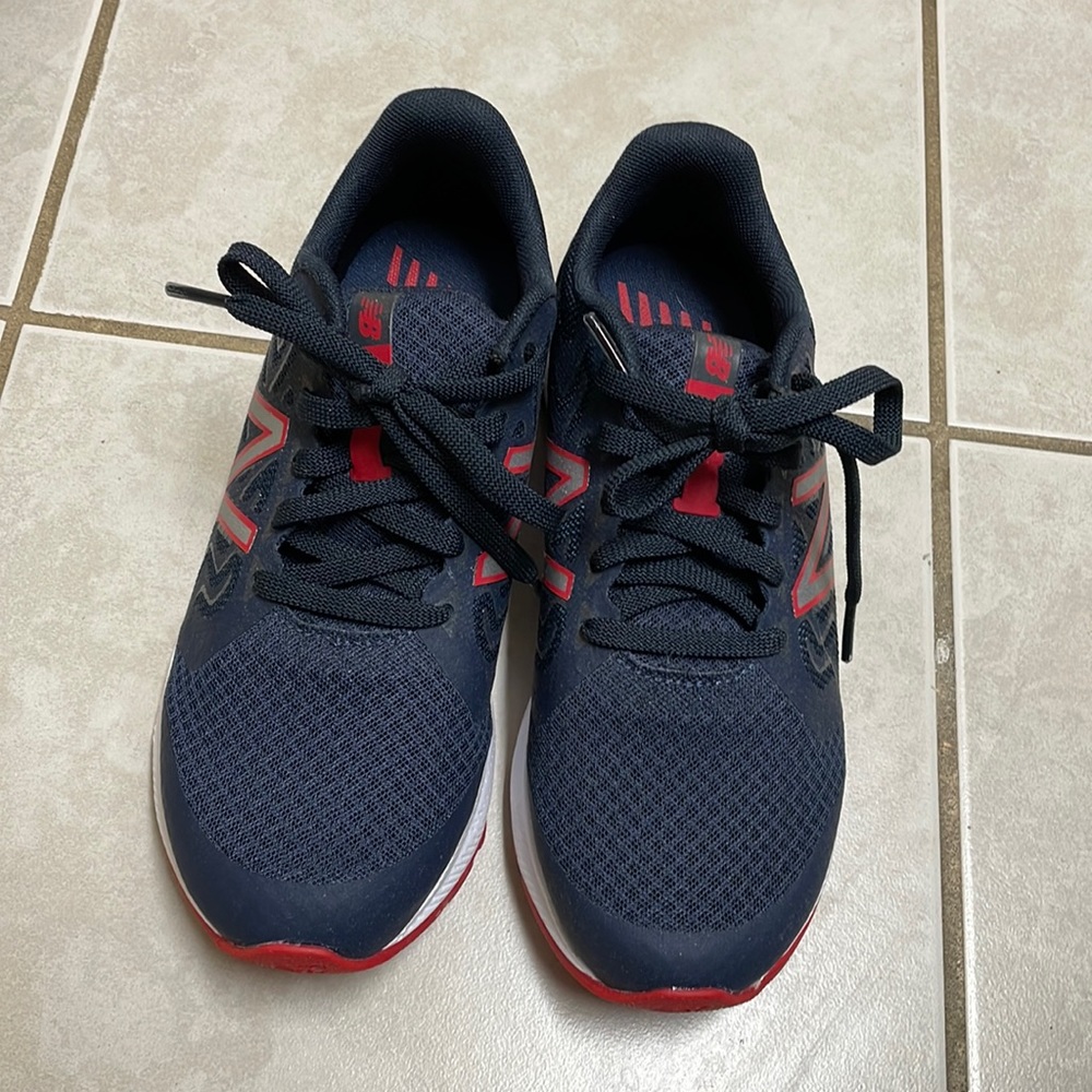 New Balance  running shoes boy size 4